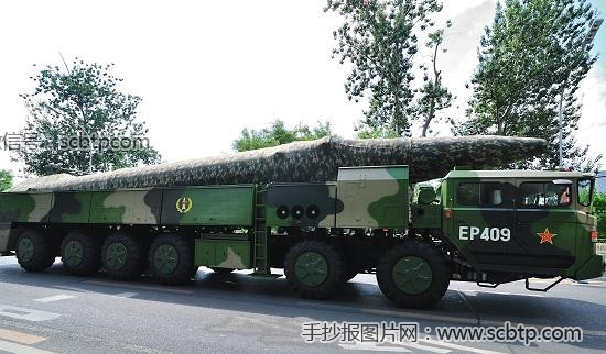 抗战胜利大阅兵先进武器展示——东风26中程导弹